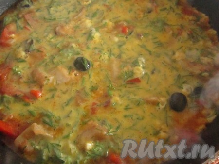 Вольём яичную смесь в сковороду с рыбой и овощами и равномерно распределим.&nbsp;