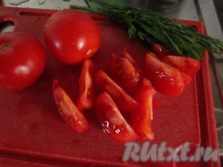 Тем временем крупно нарежьте помидоры. Добавьте их к перцу.