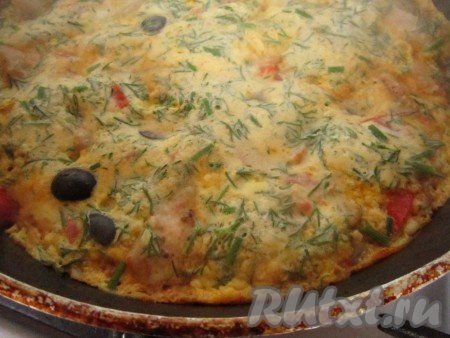 Готовим под крышкой 5-7 минут, пока яйцо не застынет.