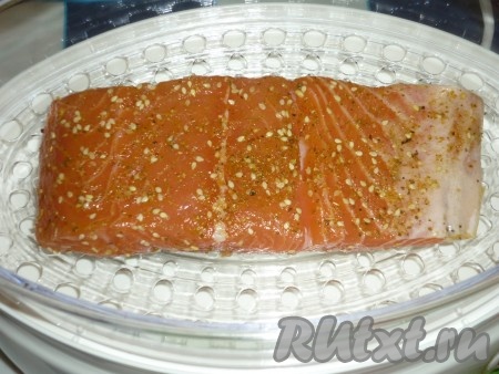 Выложить рыбу в пароварку, чтобы она не пристала, решетку можно немножко смазать оливковым или растительным маслом. Готовить 20-25 минут, в зависимости от куска рыбы.&nbsp;
