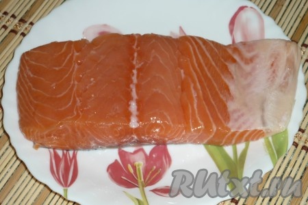 Рыбу помыть, очистить от чешуи, порезать на порционные кусочки. Удалить все мелкие и крупные косточки.
