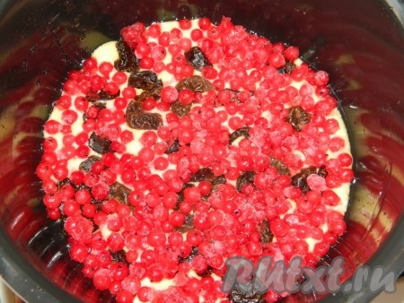 	На дно чаши выливаем половину теста, выкладываем порезанный чернослив и смородину. Я брала замороженную (не размораживала).