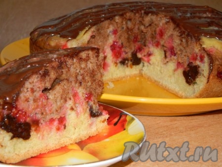 По желанию очень вкусный пирог с черносливом и красной смородиной можно полить шоколадом или посыпать сахарной пудрой. Приятного аппетита!