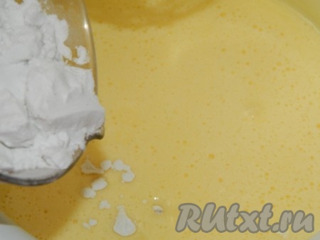 Добавляем творог. Всыпаем муку, соду, крахмал. Перемешиваем.