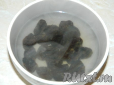 Чернослив заливаем кипятком.