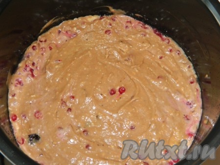 Выкладываем на ягоды. Ставим режим мультиварки "Выпечка" 60 минут. Готовый пирог вынимаем с помощью чаши для варки на пару. Остужаем.
