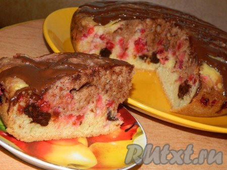 Пирог с черносливом и красной смородиной