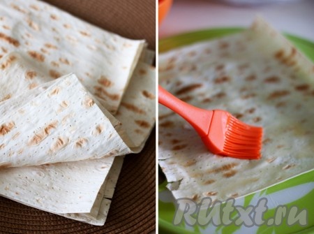 Лаваш разрежьте на квадраты со стороной 15-17см и смажьте каждый кусочек с одной стороны растопленным сливочным маслом.