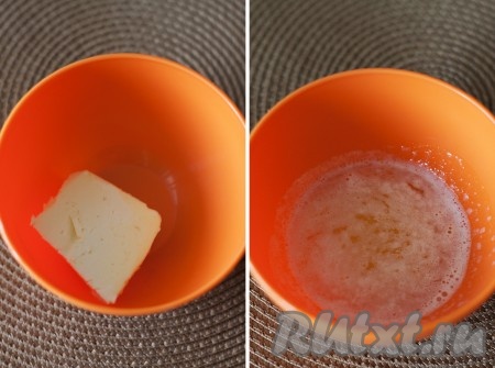 Также растопите кусочек сливочного масла.
