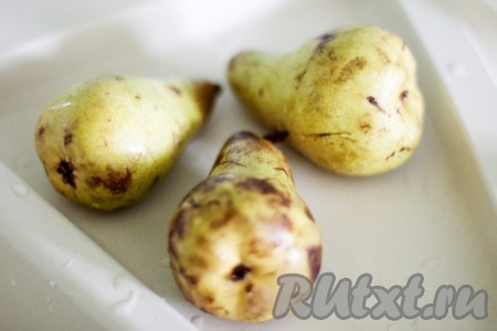 Подготовьте грушу, вымойте и очистите от кожуры.