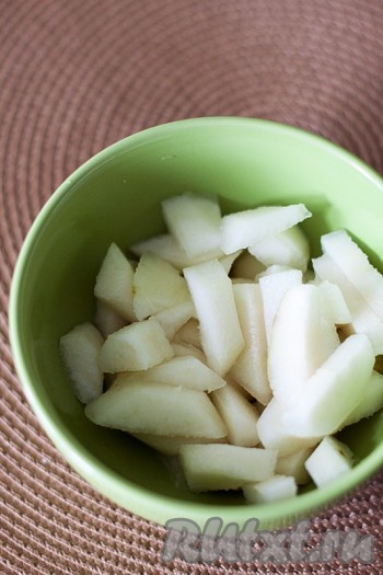 Нарежьте груши брусочками.