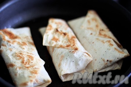 Обжаривайте конвертики на смазанной маслом сковороде с обеих сторон до зарумянивания.