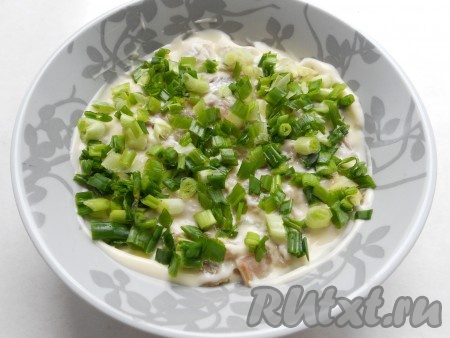 Сверху посыпать измельченным зеленым луком.