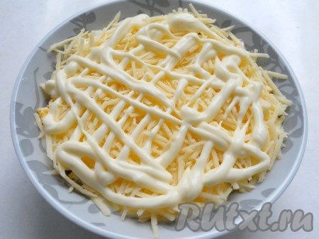 Далее слой сыра, тертого на мелкой терке + майонез.