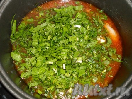 Добавить также измельченный щавель, зелень укропа и чеснока.