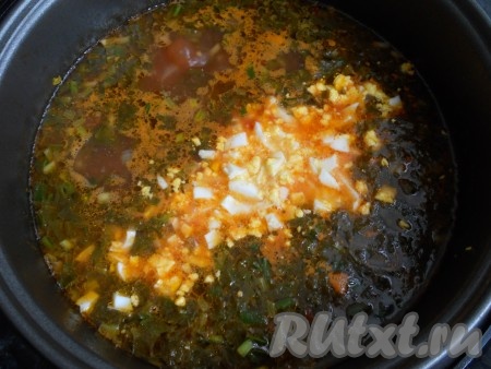 За 5 минут до окончания готовки добавить в зелёный борщ порезанные небольшими кубиками отварные яйца.
