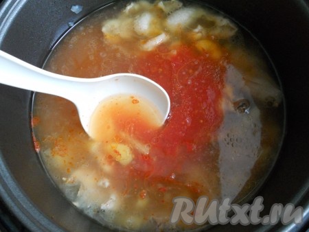 Томатную пасту смешать с домашним томатом (томат можно заменить большим количеством томатной пасты - 2-3 столовые ложки пасты развести 200-250 мл воды), вскипятить в сковороде. Добавить соль по вкусу, сахар, специи, черный молотый перец. Прокипятить 3-4 минуты. Через 45 минут готовки супа (после включения режима "Тушение") влить томат в чашу мультиварки.
