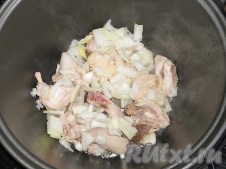 Добавить порезанный репчатый лук и готовить на том же режиме еще 10 минут.