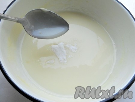 Довести молоко с сахаром до кипения, влить смесь крахмала, постоянно помешивая молоко. Подержать на огне еще 3 минуты. &nbsp;Убрать с огня, дать немного остыть, всыпать ванильный сахар, перемешать. Получается жидкий молочный кисель, который следует полностью остудить.