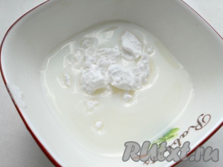 В небольшой посуде смешать оставшееся холодное молоко и крахмал.