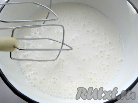 Далее миксером взбивать полузамерзшую массу в течение 5-7 минут, пока она не увеличится в объеме.