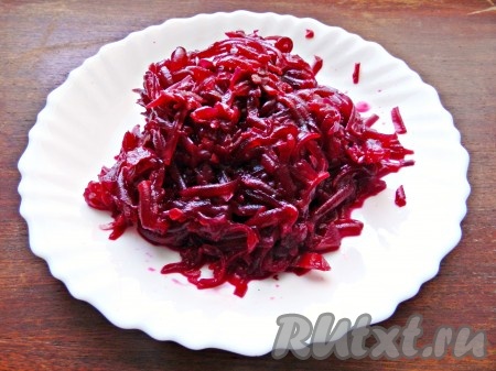 Остывшую свеклу достать из отвара и тоже натереть на крупной тёрке.