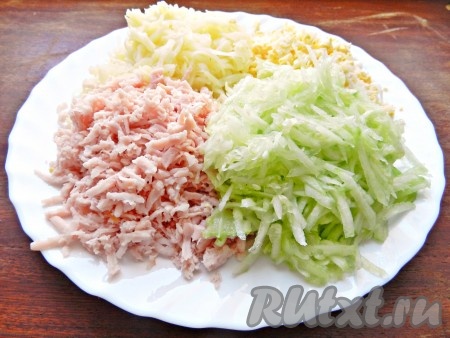 Картофель вымыть и отварить в кожуре до готовности (картошка варится 25-30 минут с момента закипания). Яйца тоже отварить до готовности (в течение 10 минут с момента закипания воды). Варёные яйца и картошку остудить и очистить. Огурцы очистить от кожуры. Картошку, огурцы, яйца и колбасу натереть на крупной тёрке (можно мелко нарезать ножом).