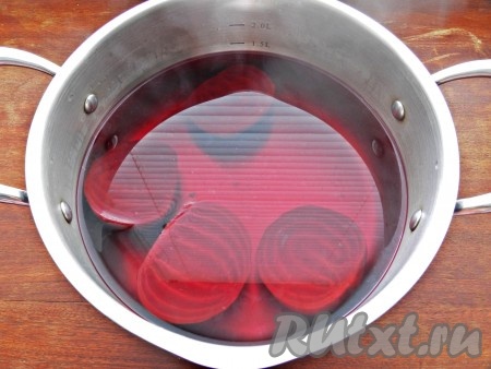 Когда свекла сварится, снять кастрюлю с огня. В свекольный отвар, который образовался в кастрюле во время варки свеклы, добавить лимонный сок и, не вынимая свеклу, полностью остудить. В процессе остывания отвар настоится и приобретёт яркий свекольный цвет.