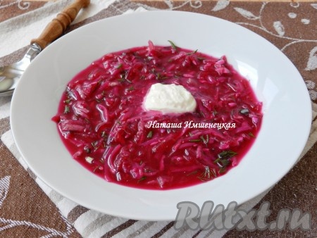 Окрошка, приготовленная с колбасой, картошкой, свеклой и яйцами, заправленная свекольным отваром, прекрасно освежит в жаркий день, насытит и порадует отличным вкусом, попробуйте!&nbsp;