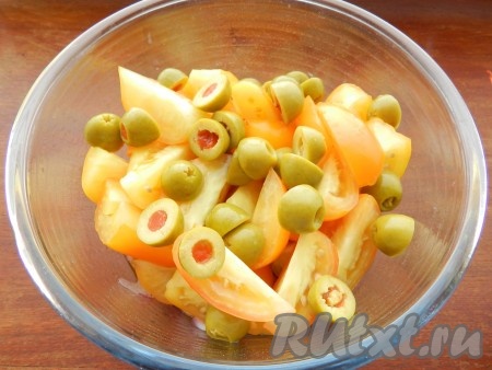 Помидоры нарезать дольками, добавить в миску с луком. Оливки, если будете добавлять, нарезать на кружочки и тоже добавить в миску.