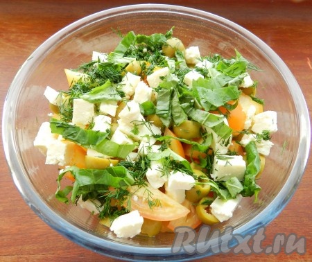 Зелень (у меня - укроп и зелёный базилик) вымыть, немного обсушить, мелко нарезать. Адыгейский сыр нарезать на небольшие кубики. В миску с луком и помидорами выложить зелень и адыгейский сыр, перемешать и сразу подавать салат к столу.