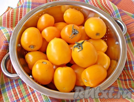 Помидоры вымыть, обсушить.