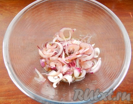 Лук очистить, нарезать полукольцами, переложить в миску, посолить поперчить. Влить к луку оливковое (или любое другое растительное) масло и лимонный сок, перемешать и оставить на несколько минут.