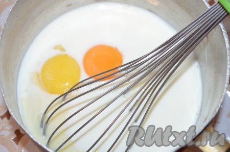 Для начала сварим заварной крем. Для этого в сотейник влить молоко, сгущенку, добавить желтки, растереть венчиком.