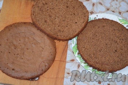 Бисквит разрезать на 3 коржа. Последнее время мне очень нравится это делать при помощи нитки, а не ножа.