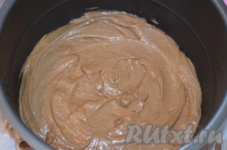 Выложить тесто в чашу мультиварки (или в смазанную форму), разровнять. Поставить режим мультиварки "Выпечка". Так как у меня мультиварка-скороварка, время выпечки 35 минут. Ориентируйтесь по своей мультиварке. После сигнала об окончании выпечки крышку не открывала еще 15 минут.
