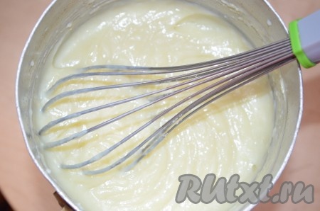 Поставить на средний огонь и при постоянном помешивании варить 4 минуты. Крахмал развести 1 столовой ложкой молока или воды и тонкой струйкой влить в крем, опять же постоянно мешая. Варить еще 3-5 минут на медленном огне. Крем должен загустеть. Теперь его надо хорошо остудить.
