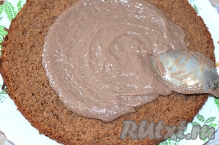 И смазать коржи кремом, немного оставив для краев.
