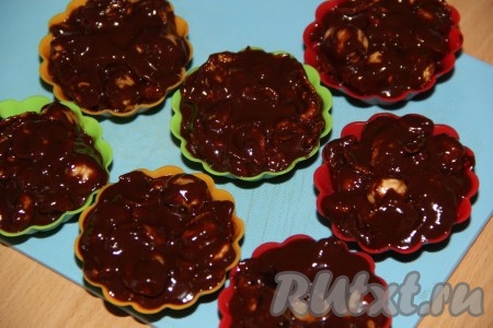 Выложить шоколадную массу в силиконовые формочки и поставить в холодильник до полного застывания. 