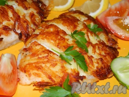 И сразу подавать блюдо горячим к столу. При подаче я предпочитаю дополнять такую рыбку свежими овощами.