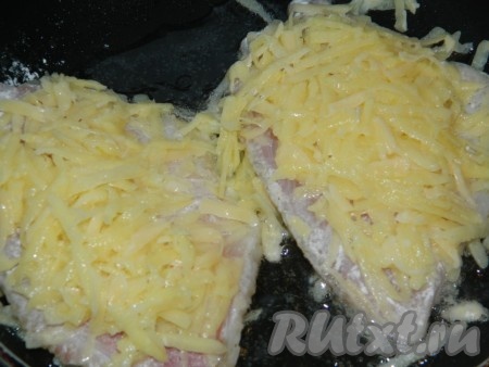 Филе рыбы сначала обвалять в мучной смеси со всех сторон, затем облепить картофельной массой с двух сторон. В сковороде разогреть растительное масло и выложить рыбу в картофельном кляре, обжарить с двух сторон на небольшом огне до золотистой корочки.