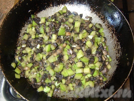 Обжариваем начинку для рулетиков