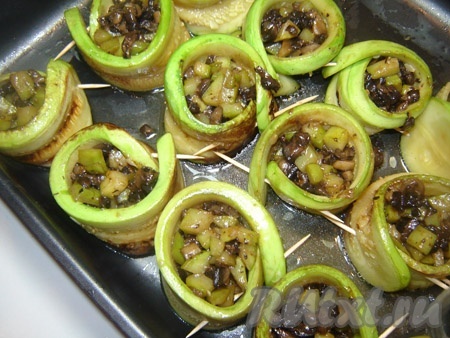 Заполняем рулетики начинкой