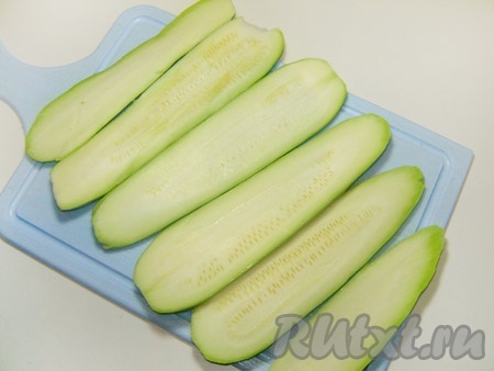Нарезаем кабачки на полоски