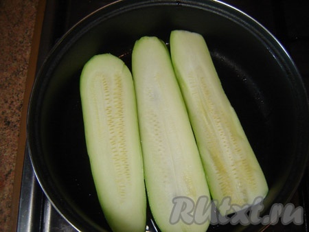 Обжариваем кабачки