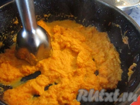 Морковь измельчите блендером.