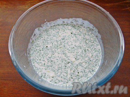 Смешать сливки с сыром и зеленью.