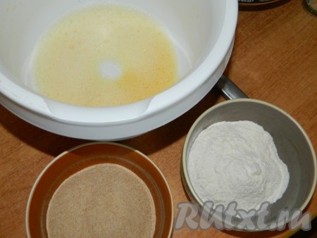 Обваливаем каждый рыбный рулет в муке, затем во взбитом с небольшим количеством воды яйце, затем в сухарях.
