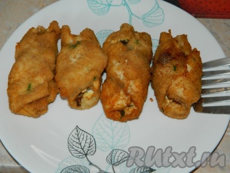 Немного остужаем и подаем к столу аппетитные и вкусные рыбные рулеты с грибами.

