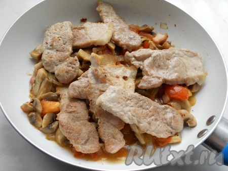 Обжаривать около 6 минут, после чего выложить в сковороду обжаренную свинину.